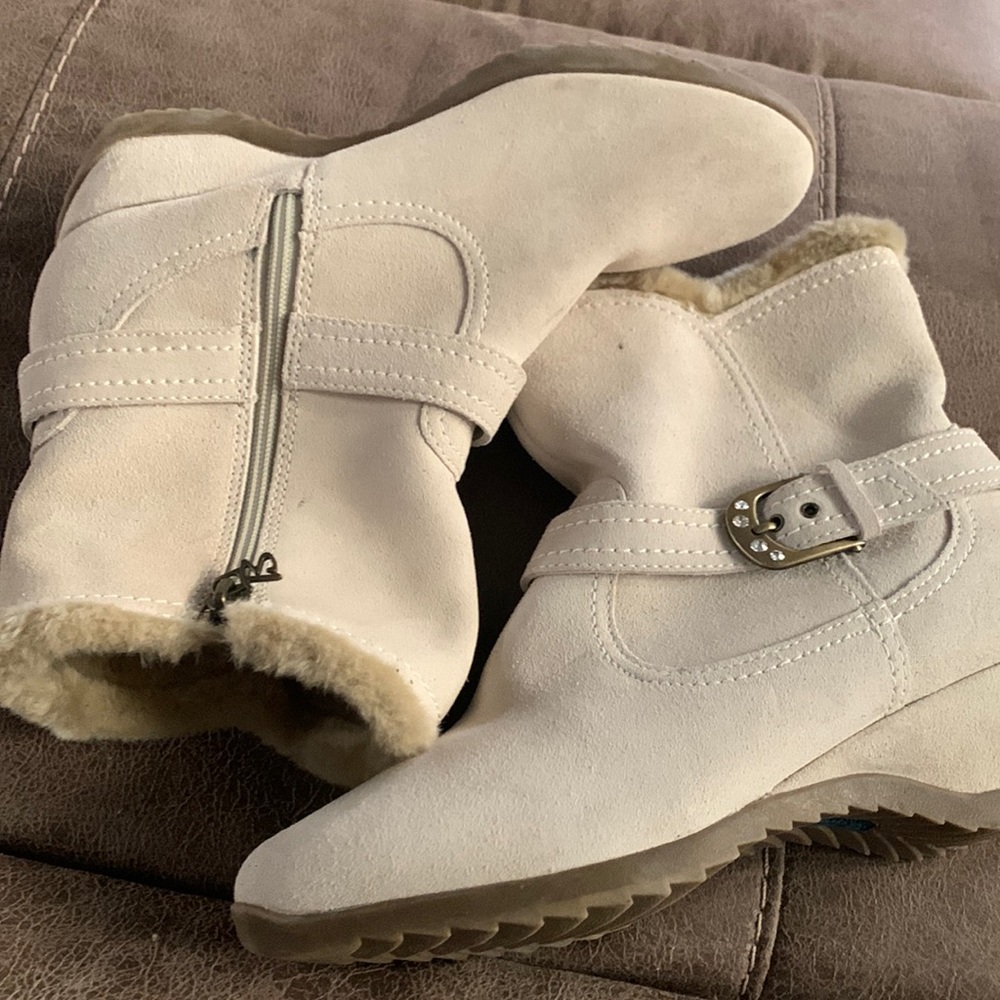 Cream suede leather booties with rubber sole and faux fur inside